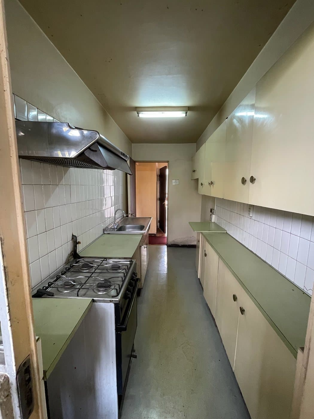 Cocina, hacia el acceso antes de la remodelación