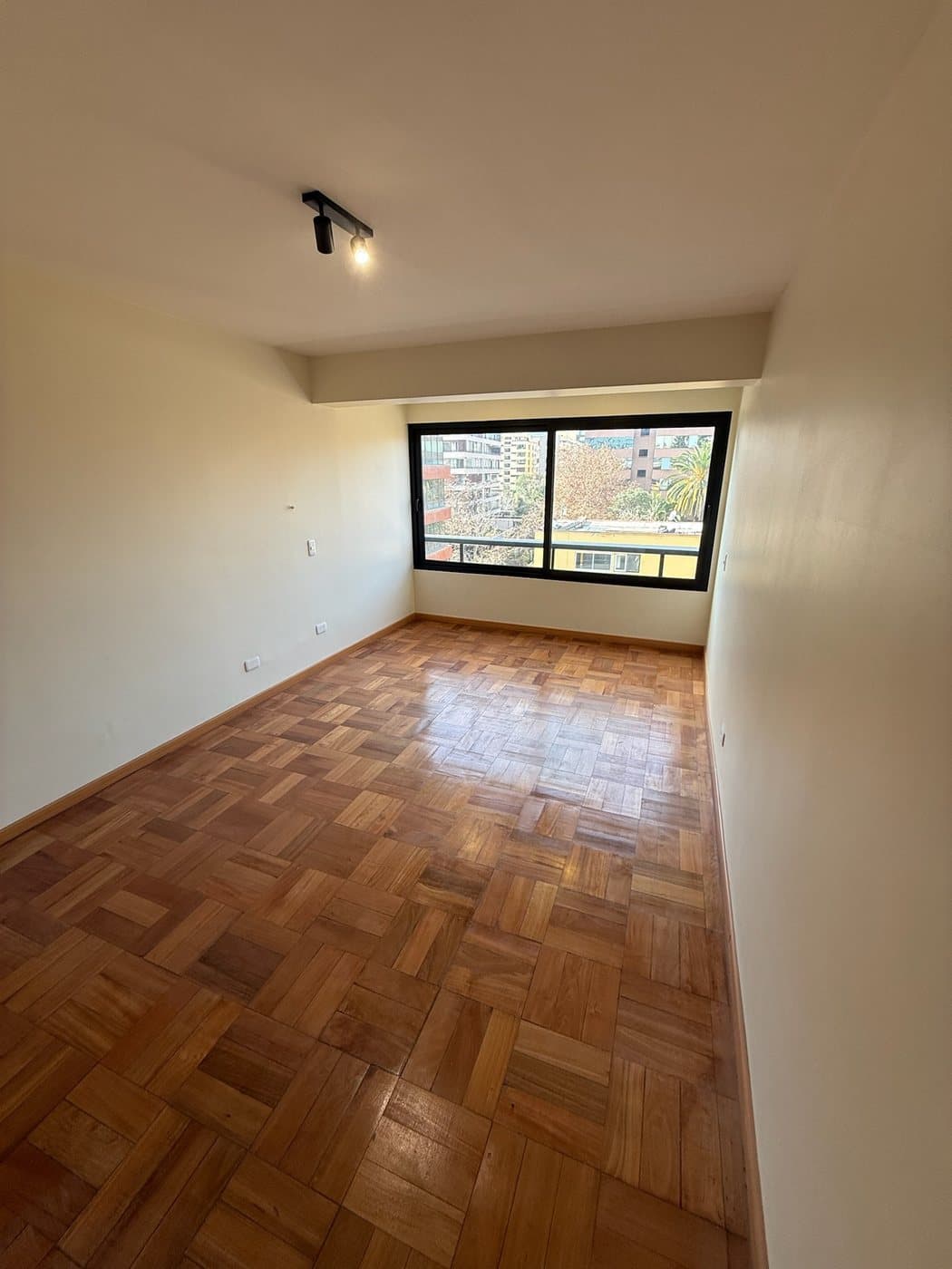 Dormitorio principal después de la remodelación