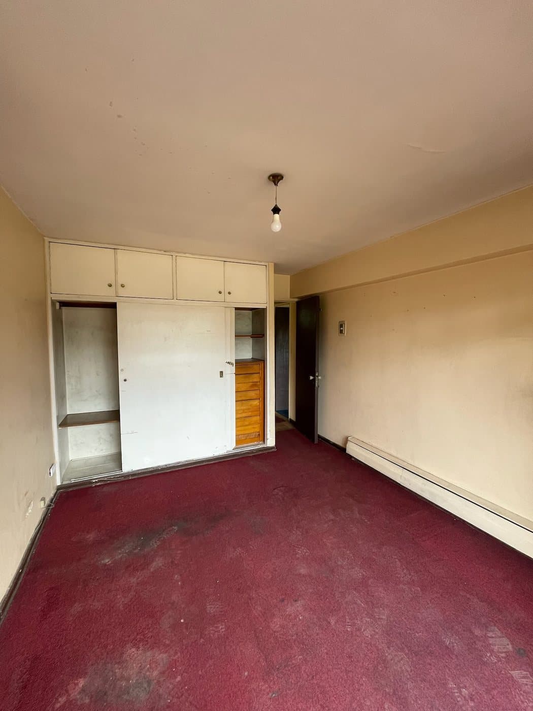 Dormitorio secundario antes de la remodelación