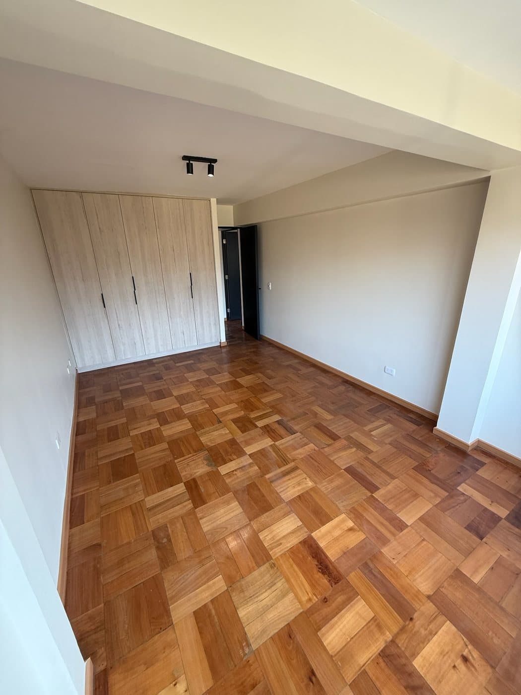 Dormitorio secundario después de la remodelación