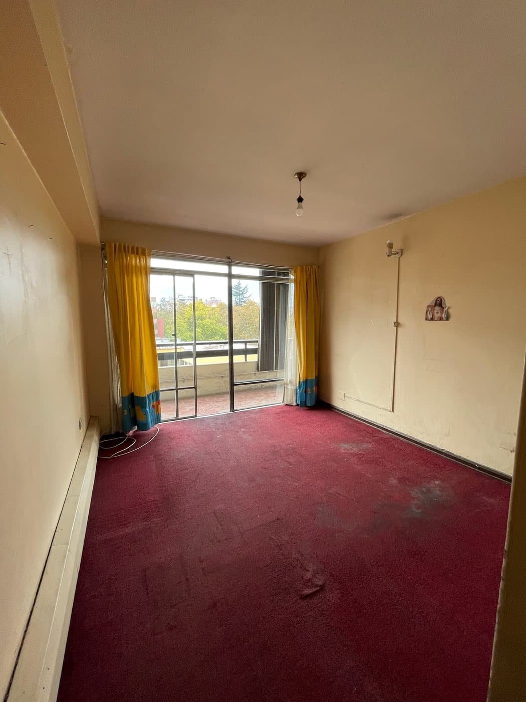 Dormitorio secundario, hacia la ventana antes de la remodelación