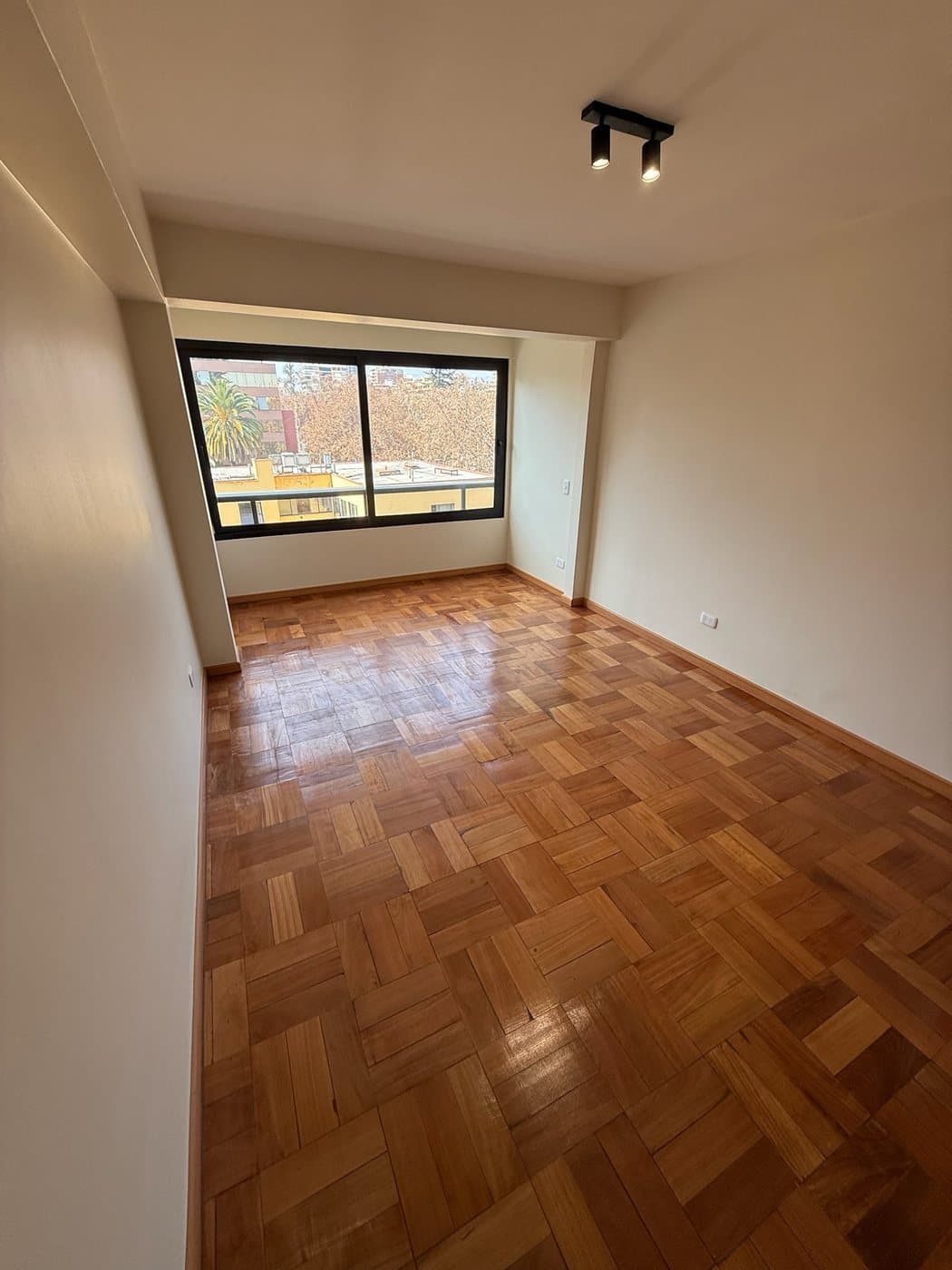 Dormitorio secundario, hacia la ventana después de la remodelación