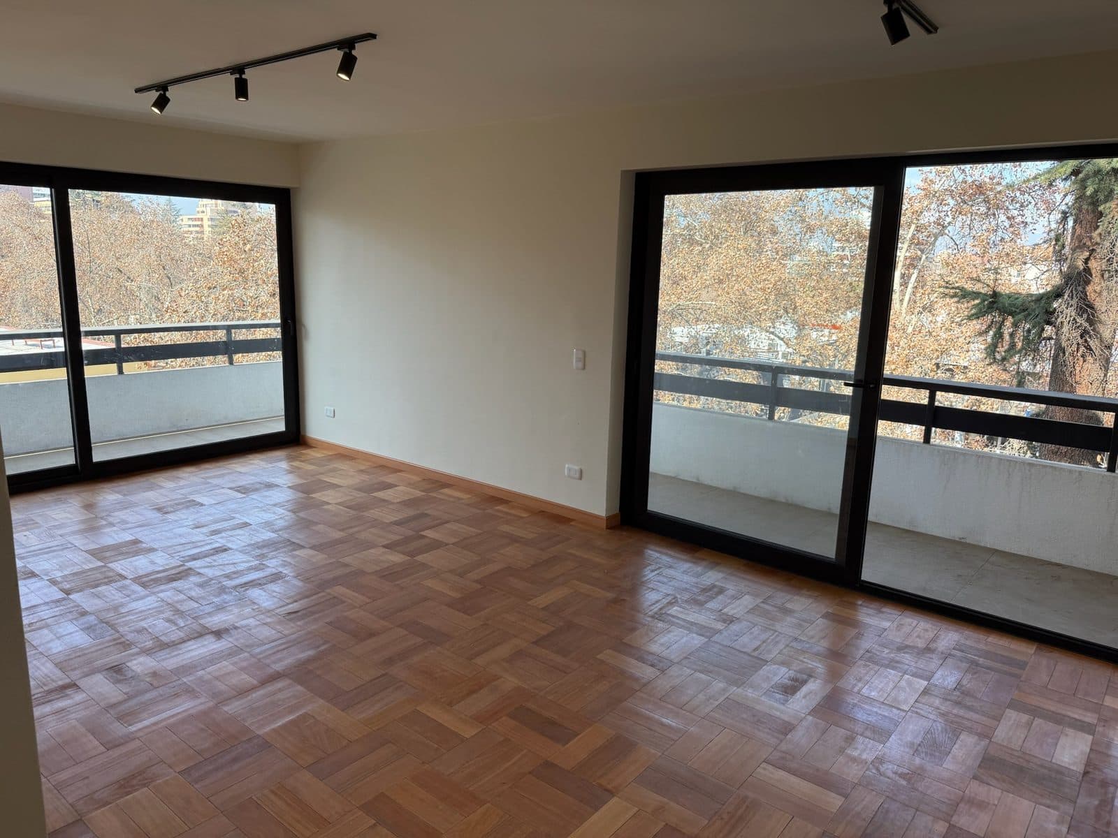 Living comedor terminado con ventanales negros