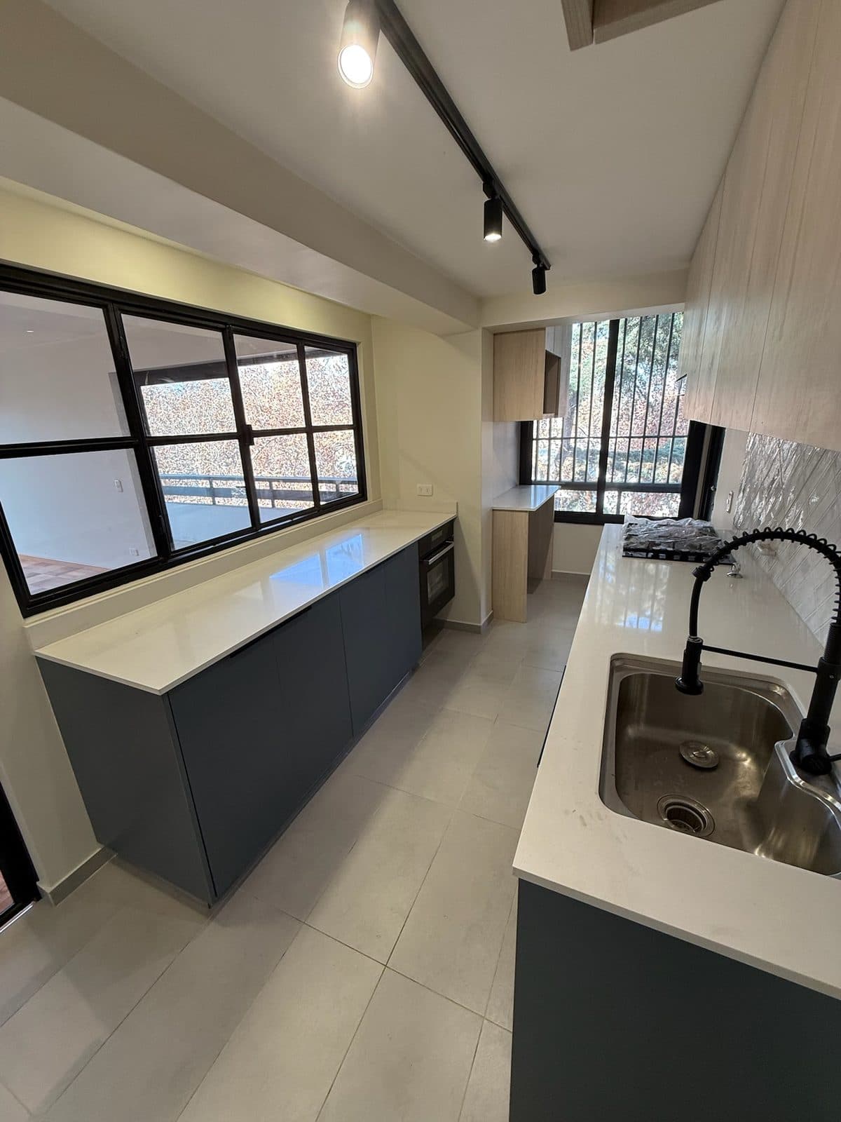 Cocina con isla y mesón de cuarzo