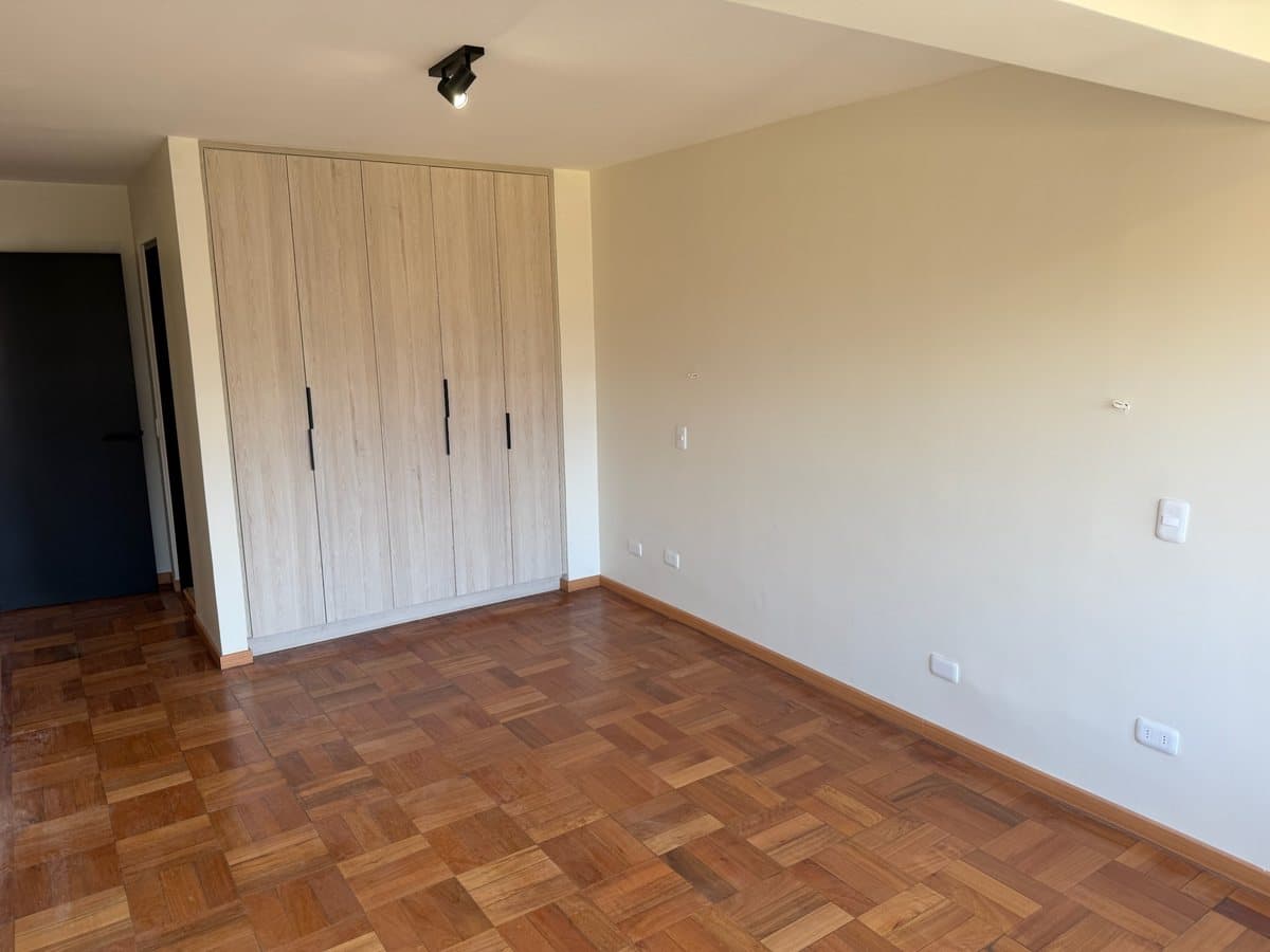 Dormitorio con clóset a medida y parquet recuperado